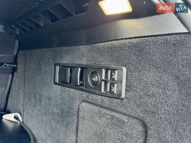 Белый БМВ iX, объемом двигателя 0 л и пробегом 70 тыс. км за 45999 $, фото 56 на Automoto.ua