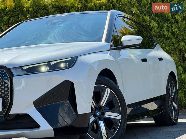 Белый БМВ iX, объемом двигателя 0 л и пробегом 64 тыс. км за 45999 $, фото 13 на Automoto.ua