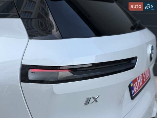Белый БМВ iX, объемом двигателя 0 л и пробегом 69 тыс. км за 58300 $, фото 25 на Automoto.ua