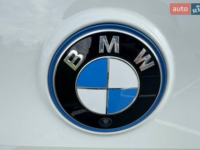 Белый БМВ iX, объемом двигателя 0 л и пробегом 56 тыс. км за 47999 $, фото 24 на Automoto.ua