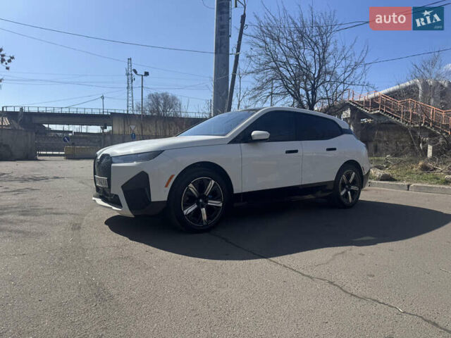 Белый БМВ iX, объемом двигателя 0 л и пробегом 35 тыс. км за 56500 $, фото 2 на Automoto.ua