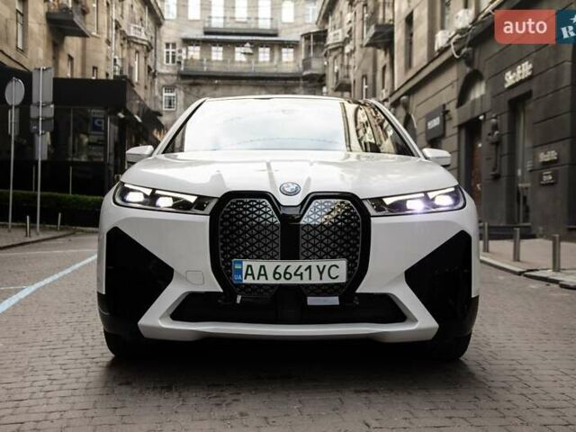 Белый БМВ iX, объемом двигателя 0 л и пробегом 22 тыс. км за 69400 $, фото 9 на Automoto.ua