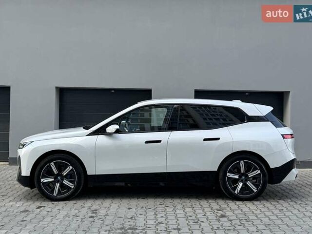 Белый БМВ iX, объемом двигателя 0 л и пробегом 69 тыс. км за 58300 $, фото 14 на Automoto.ua