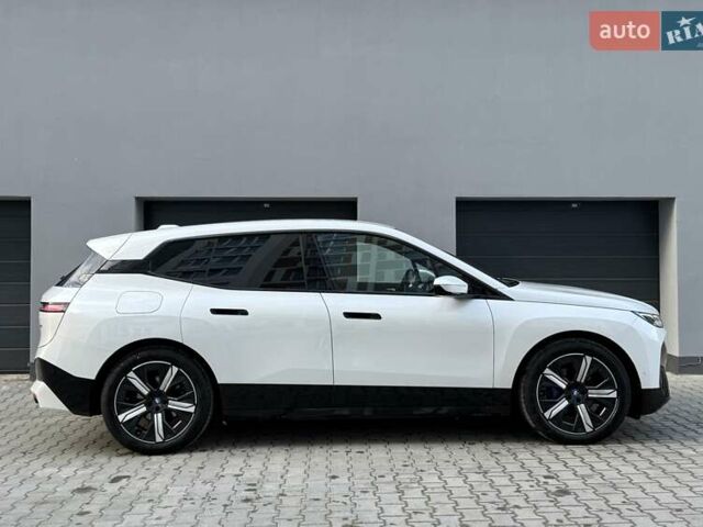 Белый БМВ iX, объемом двигателя 0 л и пробегом 69 тыс. км за 58300 $, фото 18 на Automoto.ua