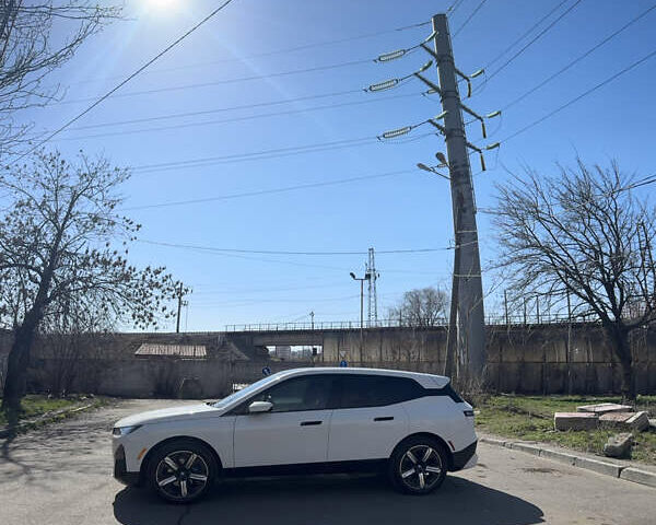 Белый БМВ iX, объемом двигателя 0 л и пробегом 35 тыс. км за 56500 $, фото 11 на Automoto.ua