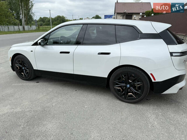 Белый БМВ iX, объемом двигателя 0 л и пробегом 34 тыс. км за 67400 $, фото 9 на Automoto.ua