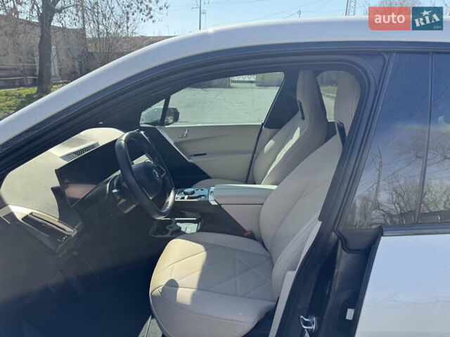 Белый БМВ iX, объемом двигателя 0 л и пробегом 35 тыс. км за 56500 $, фото 18 на Automoto.ua