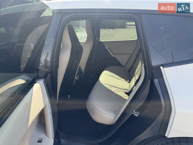 Белый БМВ iX, объемом двигателя 0 л и пробегом 35 тыс. км за 56500 $, фото 14 на Automoto.ua