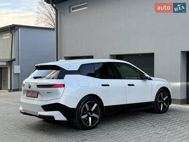 Белый БМВ iX, объемом двигателя 0 л и пробегом 69 тыс. км за 58300 $, фото 17 на Automoto.ua