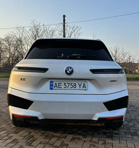Белый БМВ iX, объемом двигателя 0 л и пробегом 57 тыс. км за 56700 $, фото 4 на Automoto.ua