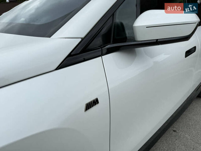 Белый БМВ iX, объемом двигателя 0 л и пробегом 34 тыс. км за 67400 $, фото 13 на Automoto.ua