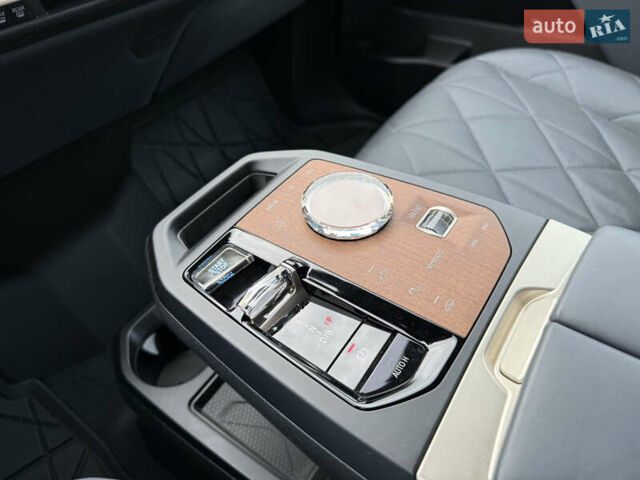 Белый БМВ iX, объемом двигателя 0 л и пробегом 34 тыс. км за 67400 $, фото 17 на Automoto.ua