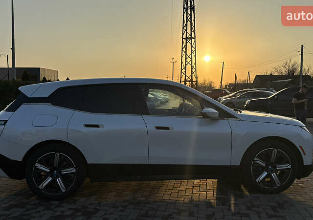 Белый БМВ iX, объемом двигателя 0 л и пробегом 57 тыс. км за 56700 $, фото 3 на Automoto.ua