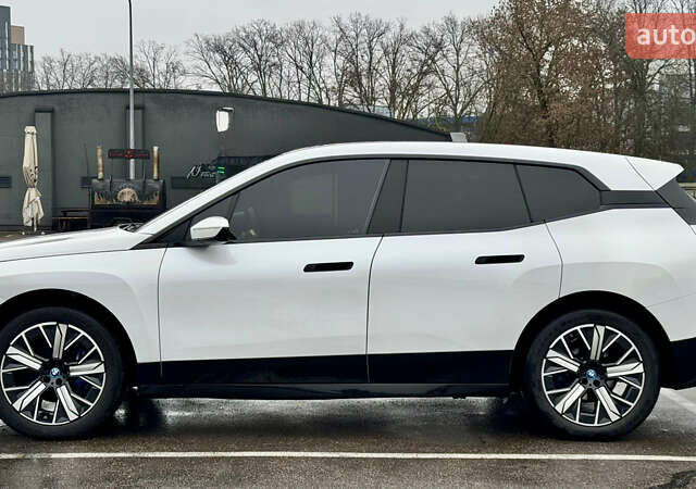 Белый БМВ iX, объемом двигателя 0 л и пробегом 31 тыс. км за 46000 $, фото 4 на Automoto.ua