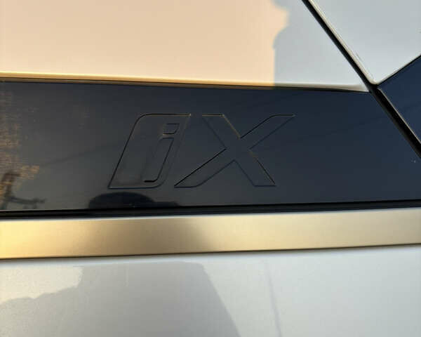 Белый БМВ iX, объемом двигателя 0 л и пробегом 57 тыс. км за 56700 $, фото 12 на Automoto.ua