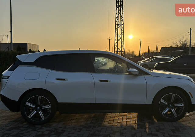 Белый БМВ iX, объемом двигателя 0 л и пробегом 57 тыс. км за 56700 $, фото 9 на Automoto.ua