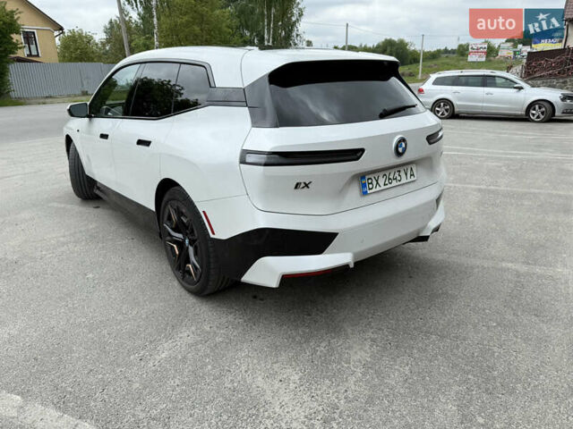 Белый БМВ iX, объемом двигателя 0 л и пробегом 34 тыс. км за 67400 $, фото 6 на Automoto.ua