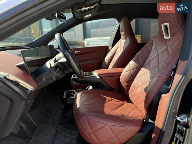 Белый БМВ iX, объемом двигателя 0 л и пробегом 89 тыс. км за 65900 $, фото 7 на Automoto.ua