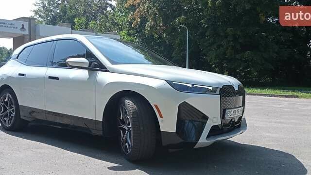Белый БМВ iX, объемом двигателя 0 л и пробегом 58 тыс. км за 67000 $, фото 2 на Automoto.ua