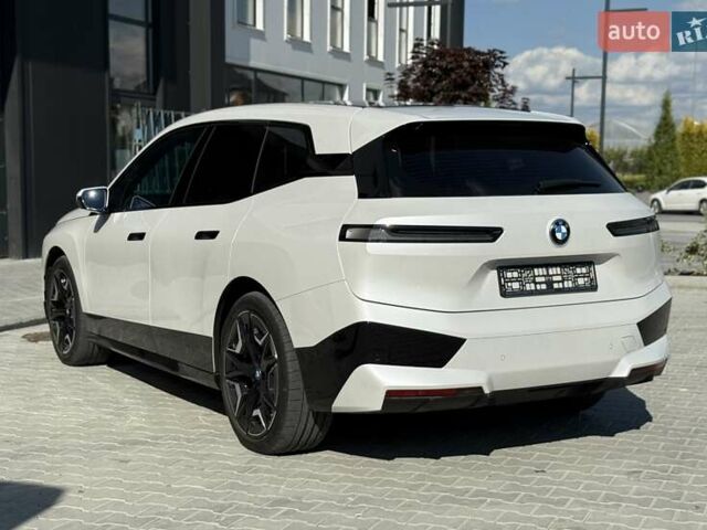 Белый БМВ iX, объемом двигателя 0 л и пробегом 89 тыс. км за 65900 $, фото 5 на Automoto.ua