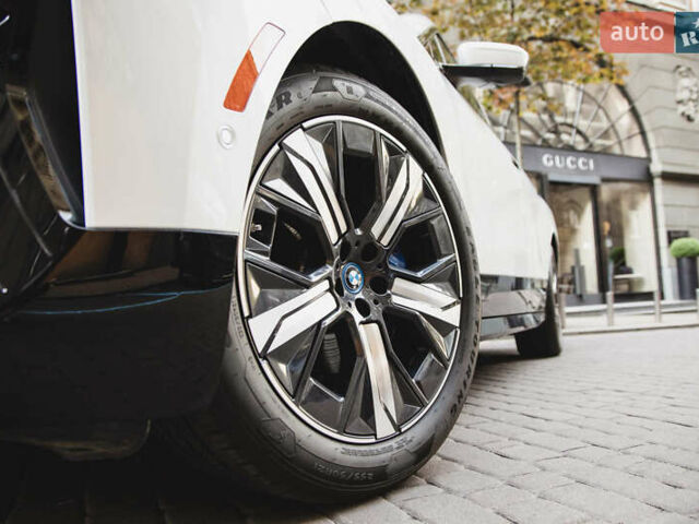 Белый БМВ iX, объемом двигателя 0 л и пробегом 22 тыс. км за 69400 $, фото 7 на Automoto.ua