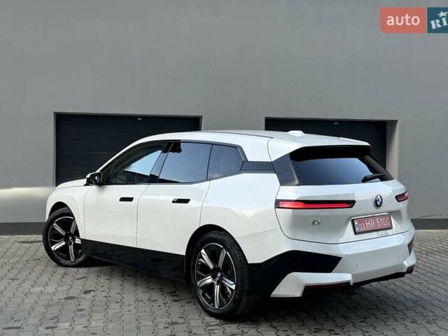 Белый БМВ iX, объемом двигателя 0 л и пробегом 69 тыс. км за 58300 $, фото 2 на Automoto.ua