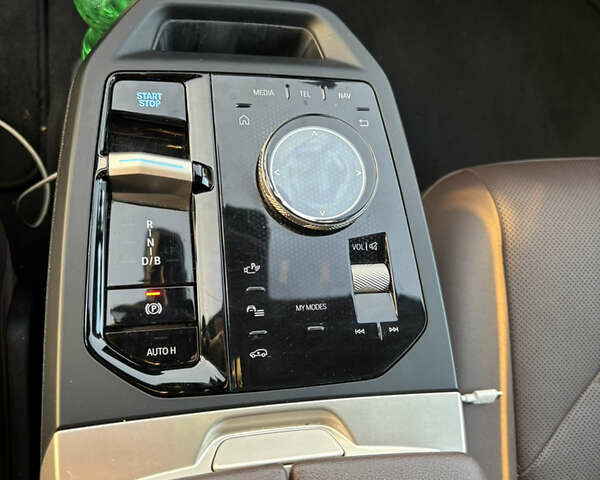 Белый БМВ iX, объемом двигателя 0 л и пробегом 57 тыс. км за 56700 $, фото 19 на Automoto.ua