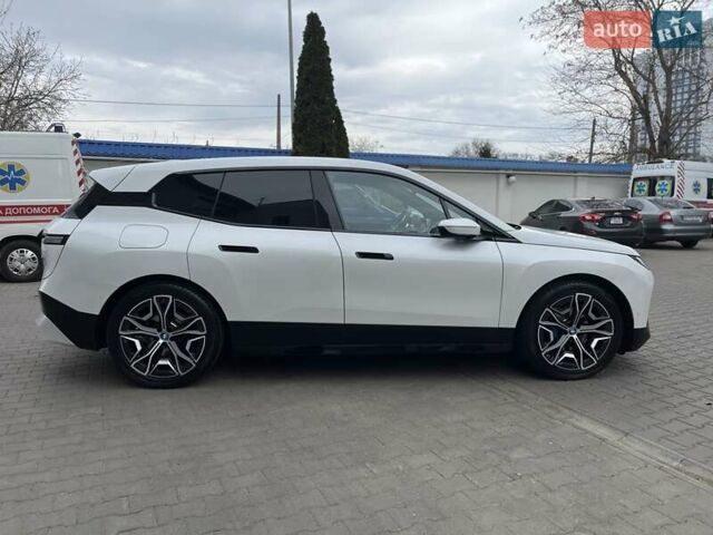 Белый БМВ iX, объемом двигателя 0 л и пробегом 40 тыс. км за 48500 $, фото 4 на Automoto.ua