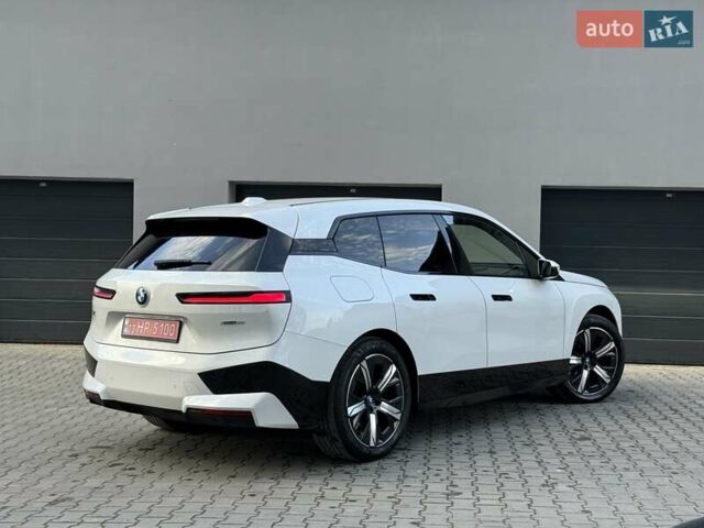 Белый БМВ iX, объемом двигателя 0 л и пробегом 69 тыс. км за 58300 $, фото 9 на Automoto.ua