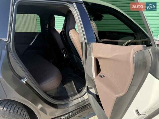 Белый БМВ iX, объемом двигателя 0 л и пробегом 42 тыс. км за 47300 $, фото 39 на Automoto.ua