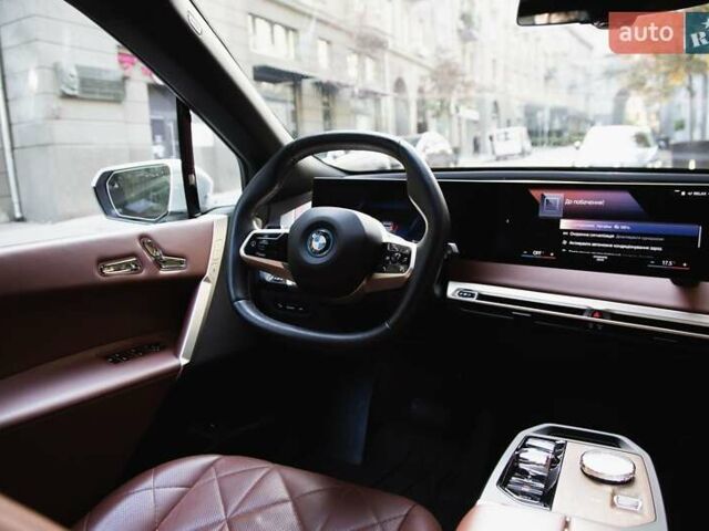 Белый БМВ iX, объемом двигателя 0 л и пробегом 22 тыс. км за 69400 $, фото 30 на Automoto.ua