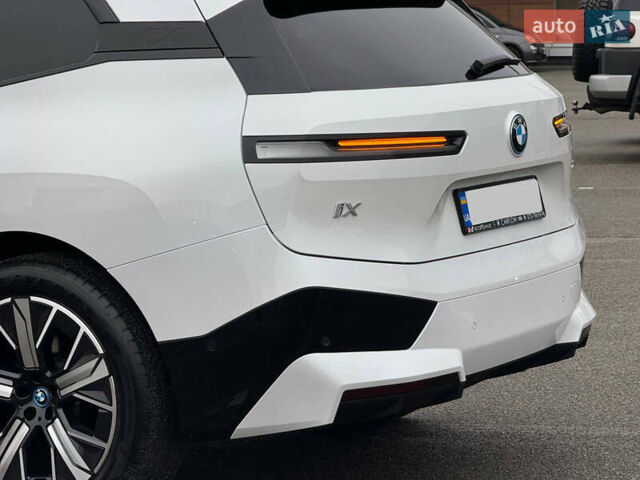 Белый БМВ iX, объемом двигателя 0 л и пробегом 31 тыс. км за 46000 $, фото 20 на Automoto.ua