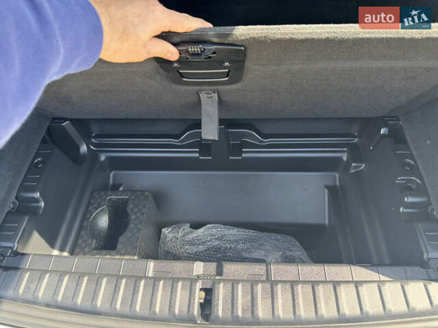 Белый БМВ iX, объемом двигателя 0 л и пробегом 35 тыс. км за 56500 $, фото 13 на Automoto.ua