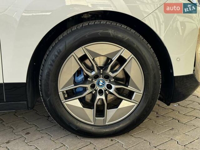 Белый БМВ iX, объемом двигателя 0 л и пробегом 40 тыс. км за 44900 $, фото 18 на Automoto.ua