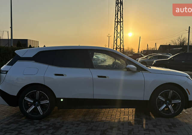 Белый БМВ iX, объемом двигателя 0 л и пробегом 57 тыс. км за 56700 $, фото 6 на Automoto.ua