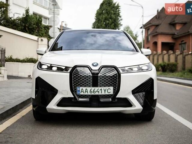 Белый БМВ iX, объемом двигателя 0 л и пробегом 22 тыс. км за 69400 $, фото 55 на Automoto.ua