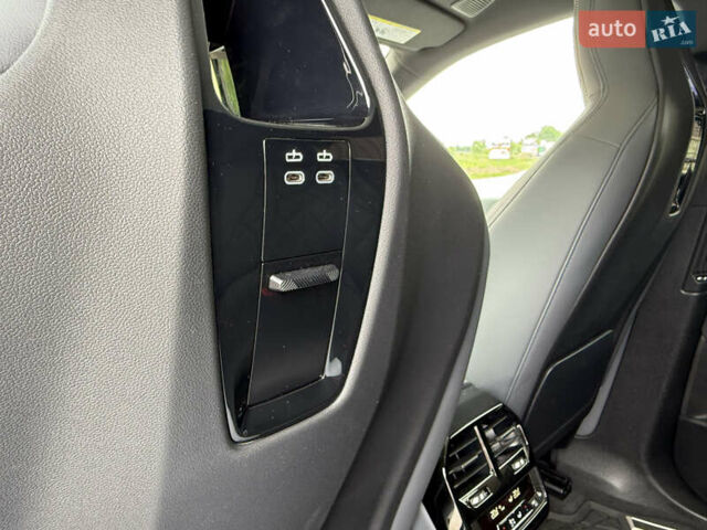 Белый БМВ iX, объемом двигателя 0 л и пробегом 34 тыс. км за 67400 $, фото 25 на Automoto.ua