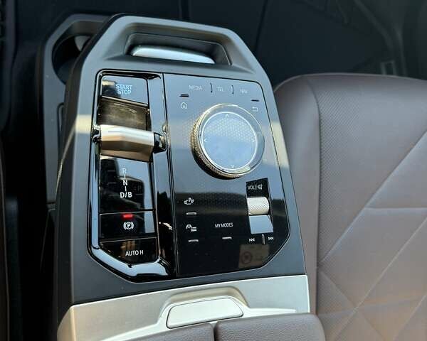 Белый БМВ iX, объемом двигателя 0 л и пробегом 42 тыс. км за 47300 $, фото 12 на Automoto.ua