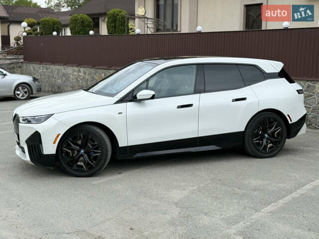 Белый БМВ iX, объемом двигателя 0 л и пробегом 27 тыс. км за 78299 $, фото 4 на Automoto.ua