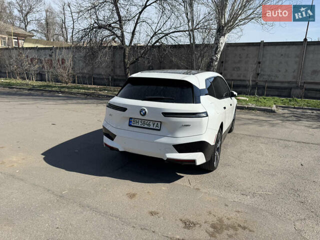Белый БМВ iX, объемом двигателя 0 л и пробегом 35 тыс. км за 56500 $, фото 5 на Automoto.ua