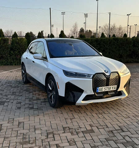 Белый БМВ iX, объемом двигателя 0 л и пробегом 57 тыс. км за 56700 $, фото 2 на Automoto.ua