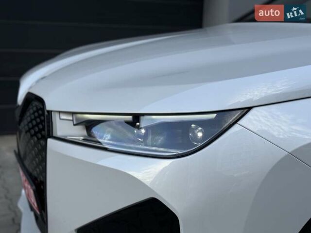 Белый БМВ iX, объемом двигателя 0 л и пробегом 69 тыс. км за 58300 $, фото 24 на Automoto.ua