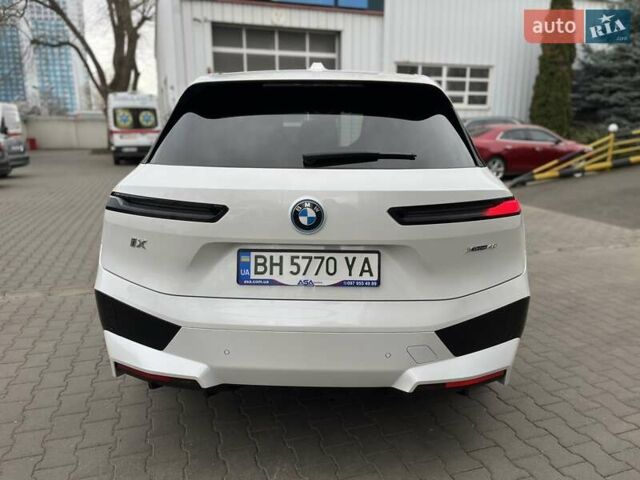 Белый БМВ iX, объемом двигателя 0 л и пробегом 40 тыс. км за 48500 $, фото 7 на Automoto.ua