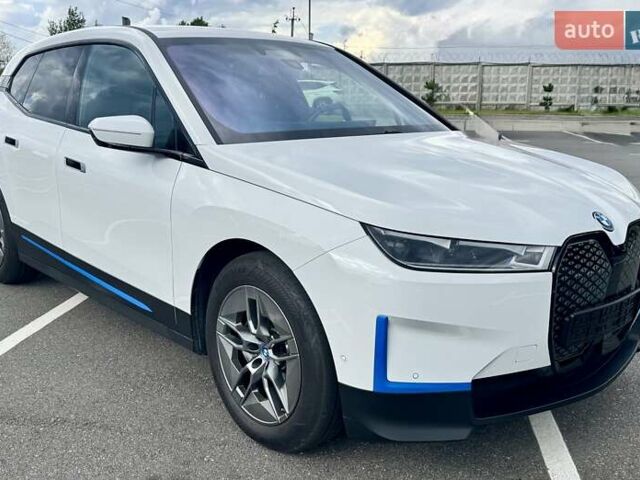Белый БМВ iX, объемом двигателя 0 л и пробегом 56 тыс. км за 47999 $, фото 6 на Automoto.ua