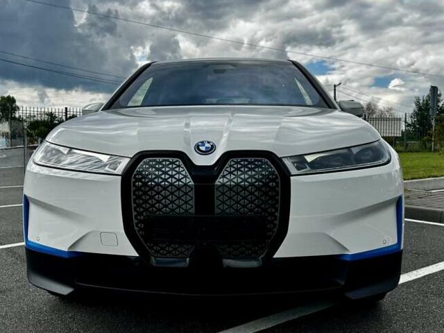 Белый БМВ iX, объемом двигателя 0 л и пробегом 56 тыс. км за 47999 $, фото 2 на Automoto.ua