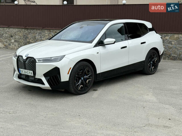 Белый БМВ iX, объемом двигателя 0 л и пробегом 34 тыс. км за 67400 $, фото 2 на Automoto.ua