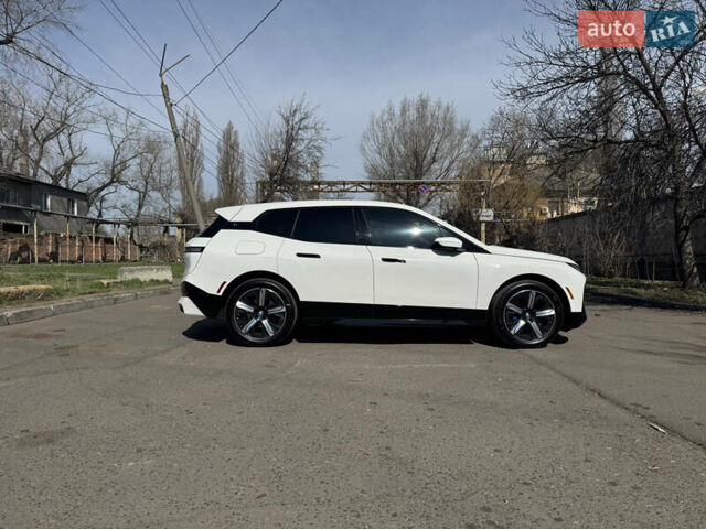 Белый БМВ iX, объемом двигателя 0 л и пробегом 35 тыс. км за 56500 $, фото 4 на Automoto.ua