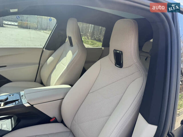 Белый БМВ iX, объемом двигателя 0 л и пробегом 35 тыс. км за 56500 $, фото 20 на Automoto.ua