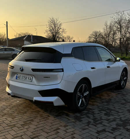 Белый БМВ iX, объемом двигателя 0 л и пробегом 57 тыс. км за 56700 $, фото 7 на Automoto.ua