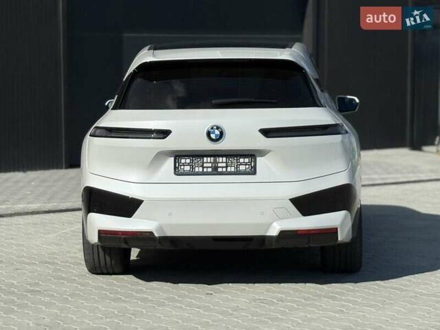 Белый БМВ iX, объемом двигателя 0 л и пробегом 89 тыс. км за 65900 $, фото 4 на Automoto.ua